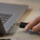 Pessoa inserindo um certificado digital A3 em seu computador