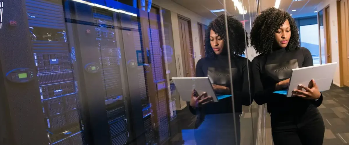 CTe em contingência: mulher trabalhando com computador ao lado de um servidor