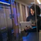 CTe em contingência: mulher trabalhando com computador ao lado de um servidor