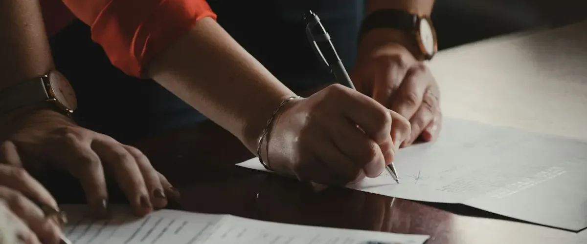 Gestão de documentos: mulher assinando contrato