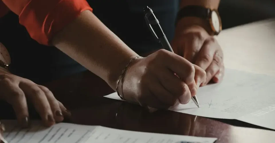 Gestão de documentos: mulher assinando contrato